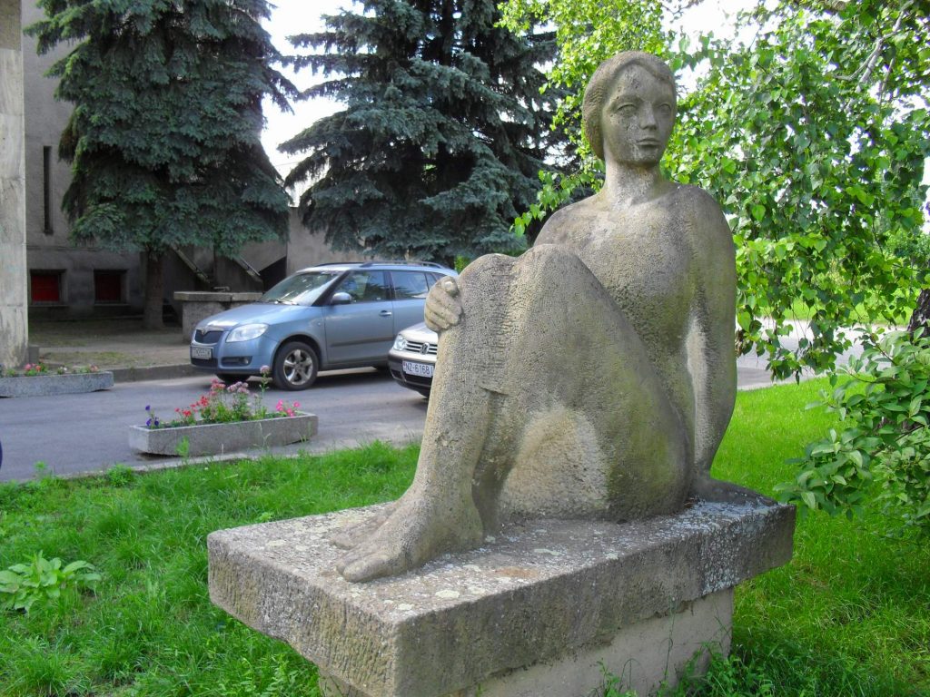 Női szoboralak