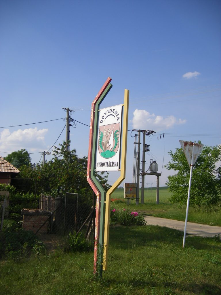 Címeres üdvözlőtábla