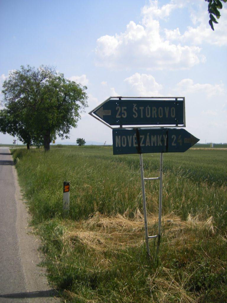 Régi országúti jelzőtábla