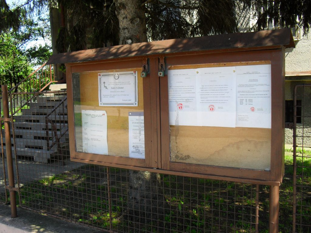Községi hirdetőtábla