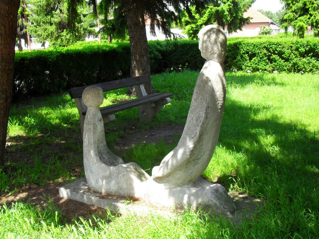Anya gyermekével (szobor)