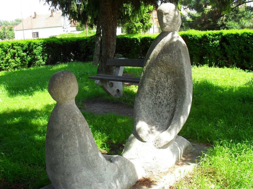 Anya gyermekével (szobor)