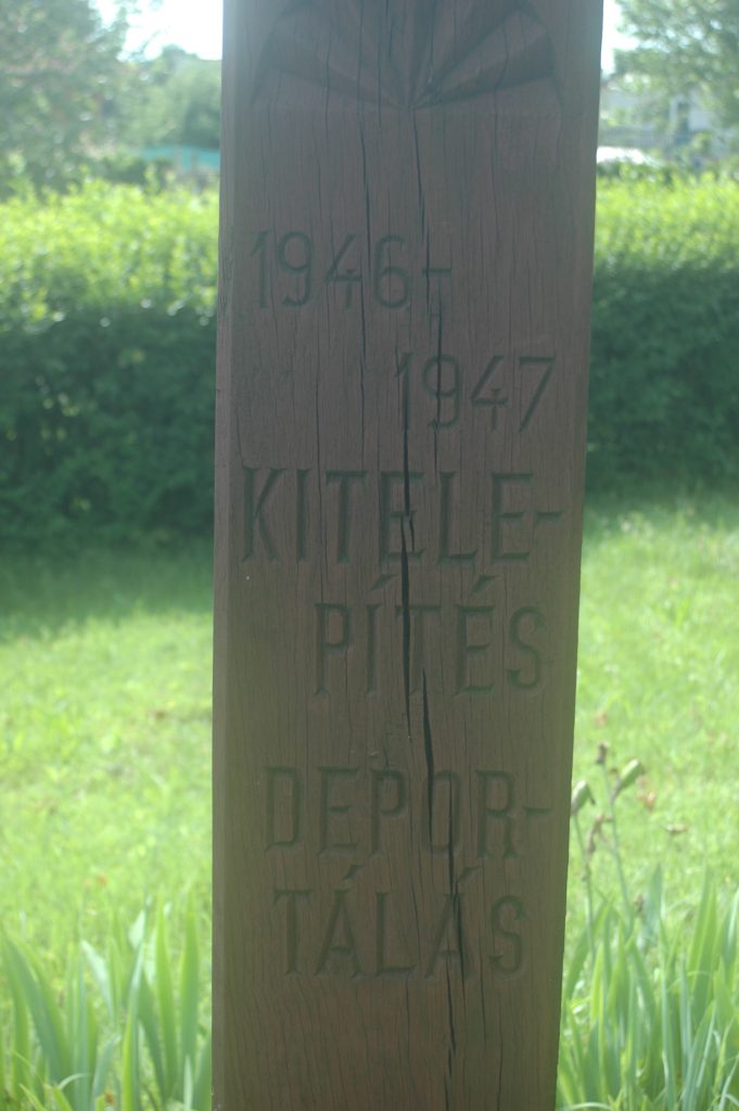 A kitelepítettek kopjafája