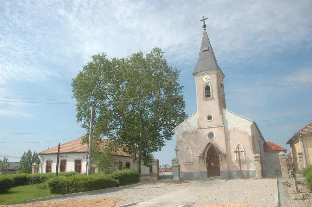 A kitelepítettek emléktáblája