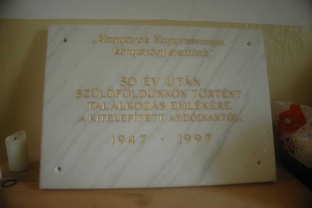 A kitelepítettek emléktáblája