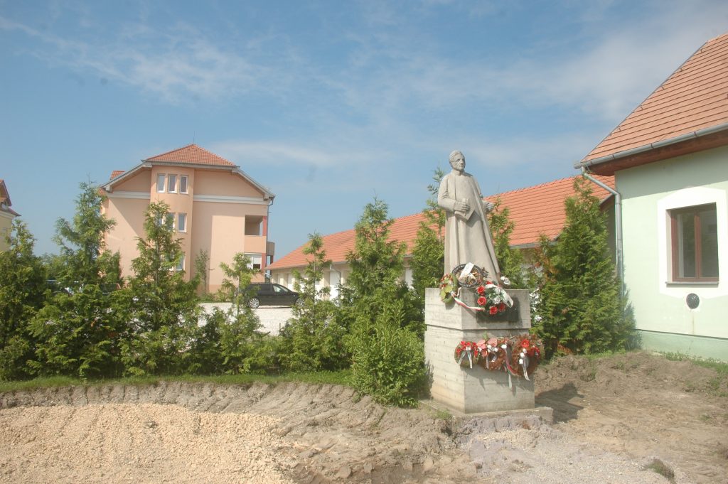 Czuczor Gergely szobra