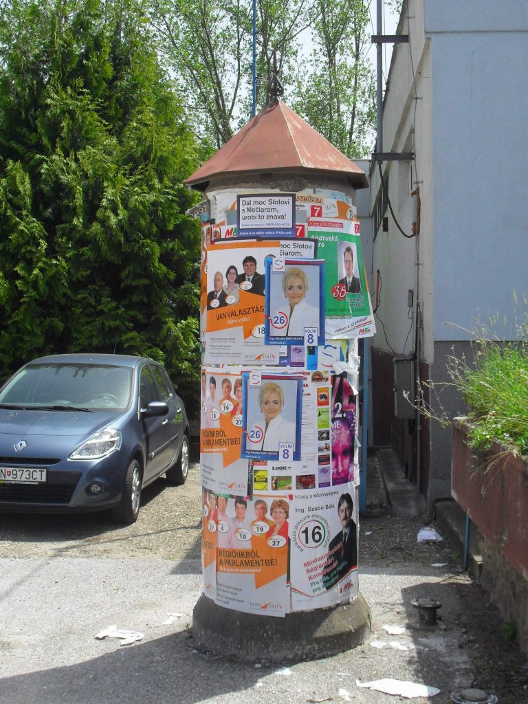 Hirdetőoszlop (1)
