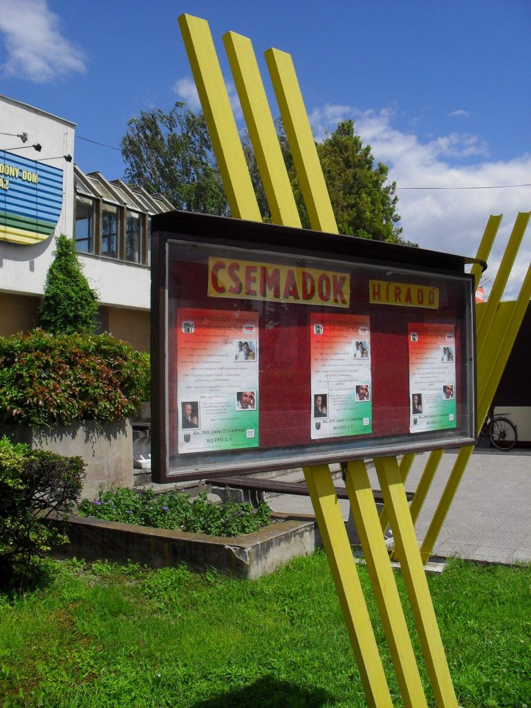Hirdetőtábla (2)