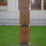 Pomník z vyrezávaného dreva (Súkromná stredná odborná škola)