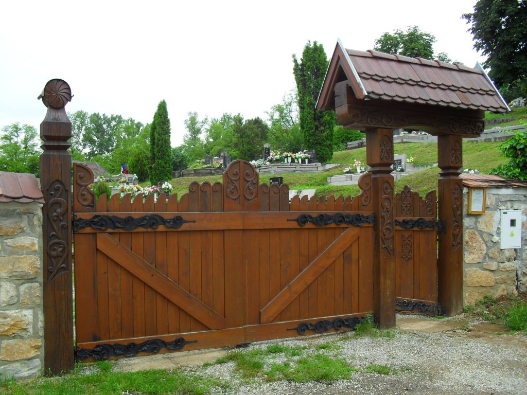 Faragott temetőkapu