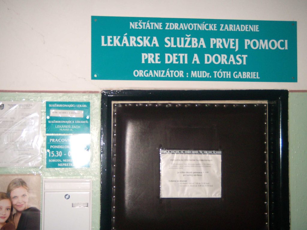 Kórház – tájékoztató feliratok