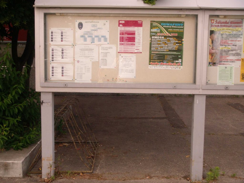 Kultúrház – hirdetőtábla