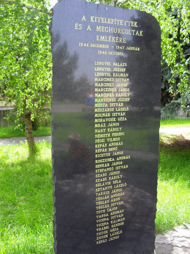 A kitelepítettek emlékműve